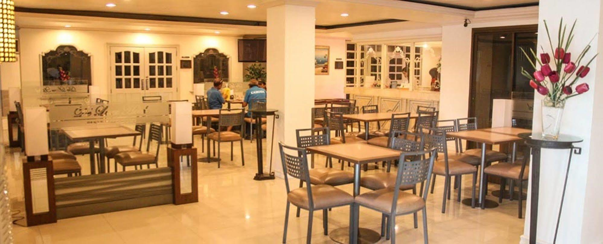 De Luxe Hotel Cagayan de Oro Buitenkant foto